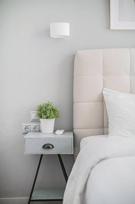 A12 Pristine 1bedrooom Flat Near Parthenon In Athens' Heart *